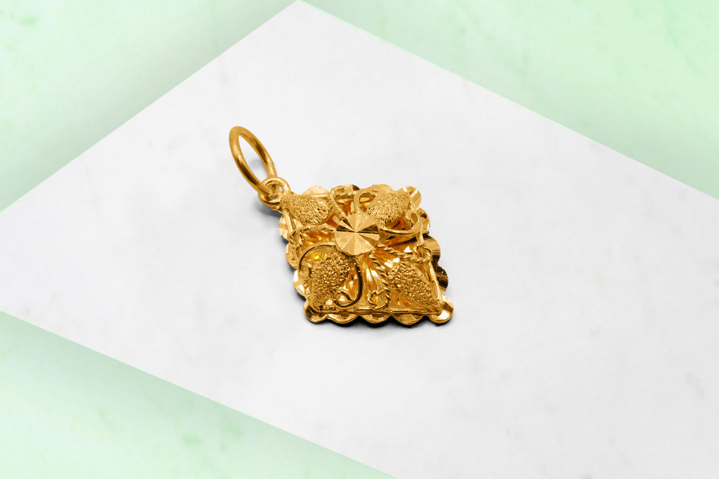 22kt gold diamond shaped pendant